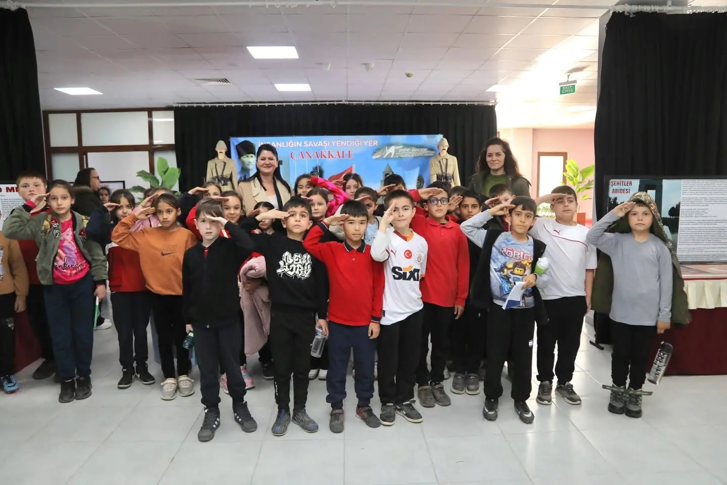 ÇANAKKALE SERGİSİNE REKOR ÖĞRENCİ ZİYARETİ galeri görseli